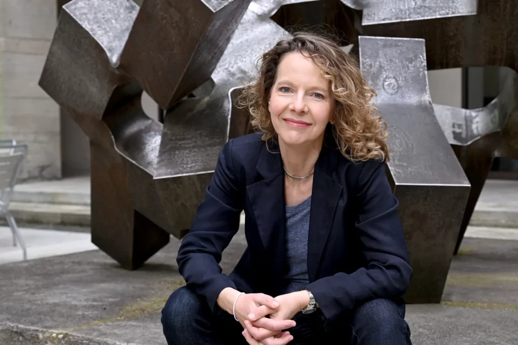 Claudia Jahn im Innenhof des Kunstmuseums Basel.